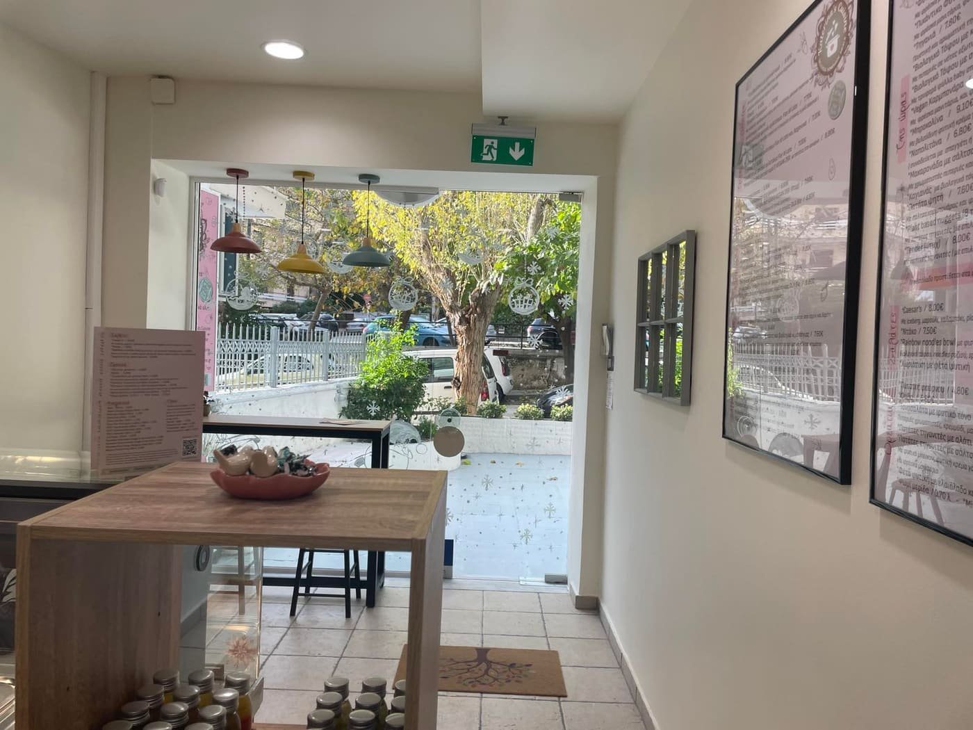 Το εσωτερικό του Katerina's Cuisine με θέα προς την είσοδο